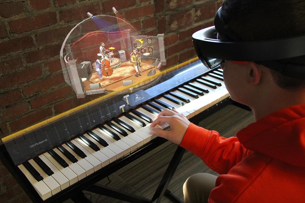 Учимся играть на фортепиано в AR