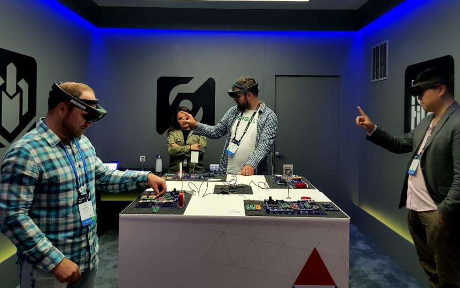 Microsoft внедряет смешанную реальность HoloLens на рабочих местах
