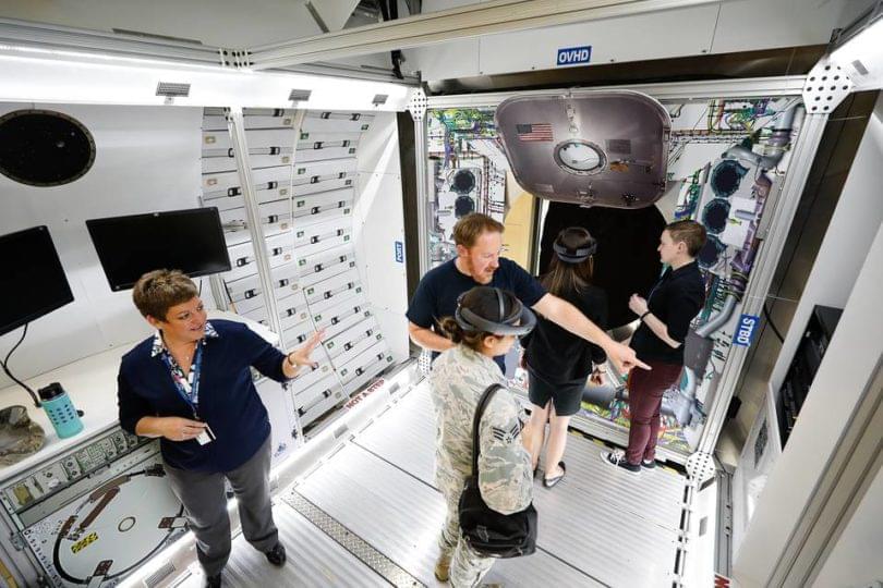 Lockheed Martin производит космические аппараты с помощью AR