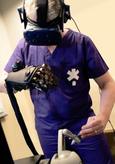 Перчатки HaptX Gloves выводят VR хирургию на новый уровень