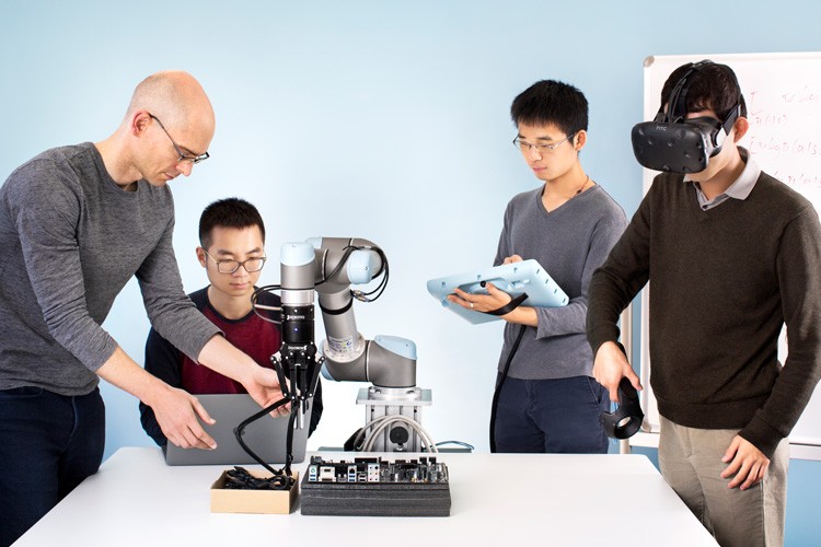 ИИ и VR: эта робо-рука сможет выполнять работу по дому и не только