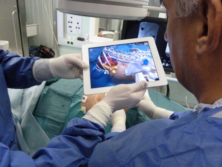 AR программа-помощник в хирургии начала официально работать в США
