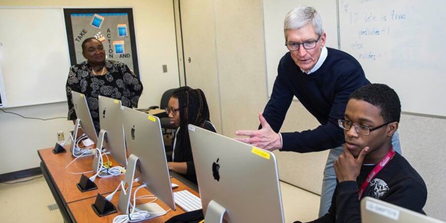 Apple и Тим Кук помогает в образовании при помощи дополненной реальности