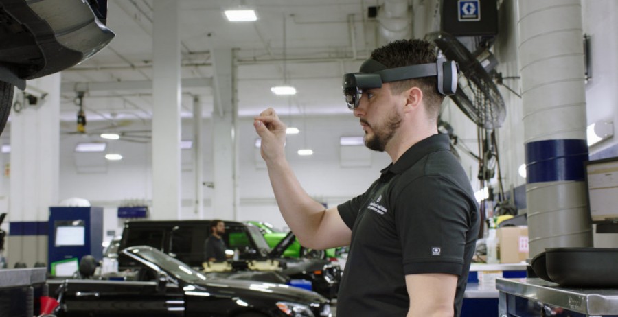 Mercedes-Benz начал использовать HoloLens 2 для обслуживания автомобилей