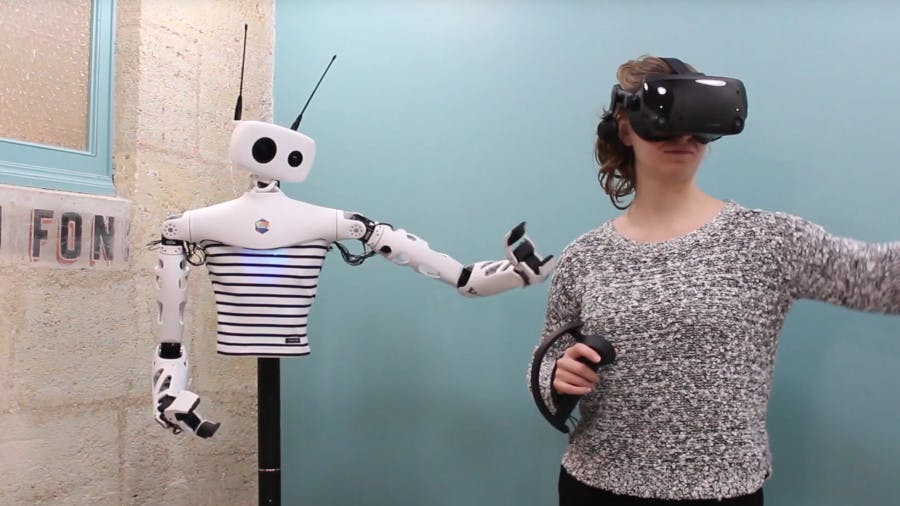 Reachy - робот под управлением VR-гарнитуры и трекингом движения человека