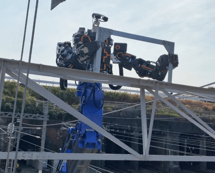 Гигантский робот, управляемый при помощи VR,  ремонтирует железную дорогу в Японии