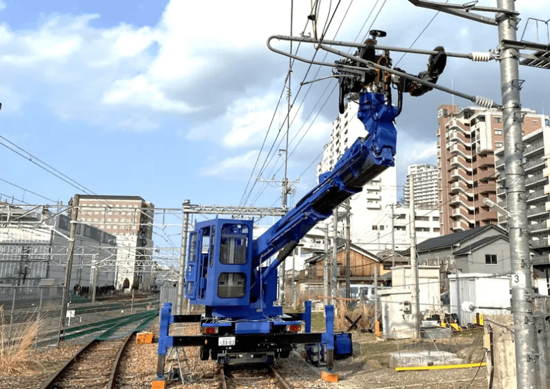 Гигантский робот, управляемый при помощи VR,  ремонтирует железную дорогу в Японии