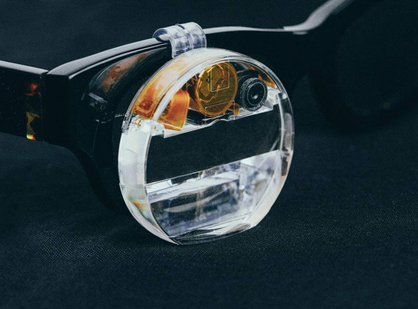 Brilliant Monocle-миниатюрное AR-устройство, которое крепится к вашим очкам