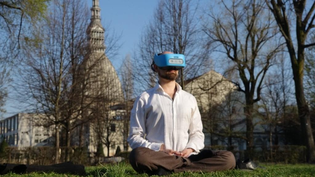 Разработчик проводит 30 дней, работая, живя и развлекаясь в VR