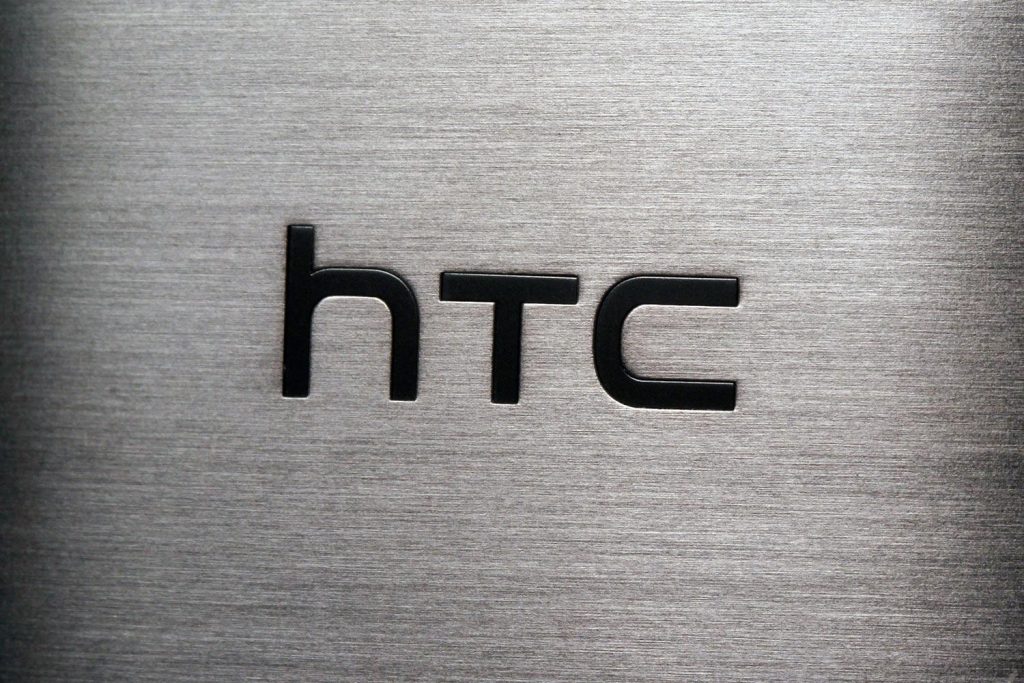 Падение доходов HTC на 64%