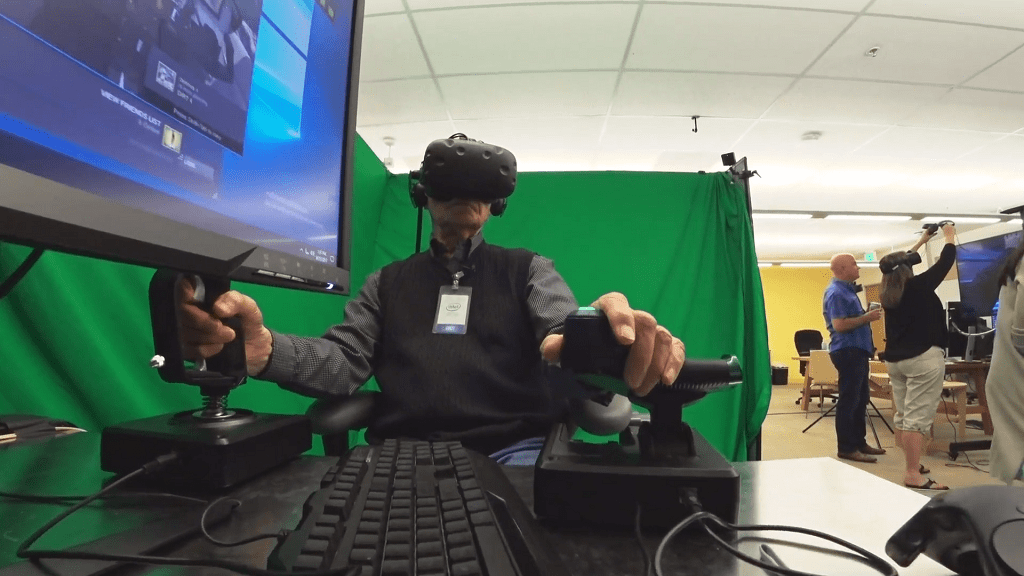 100-летний мужчина снова летает на самолете с VR