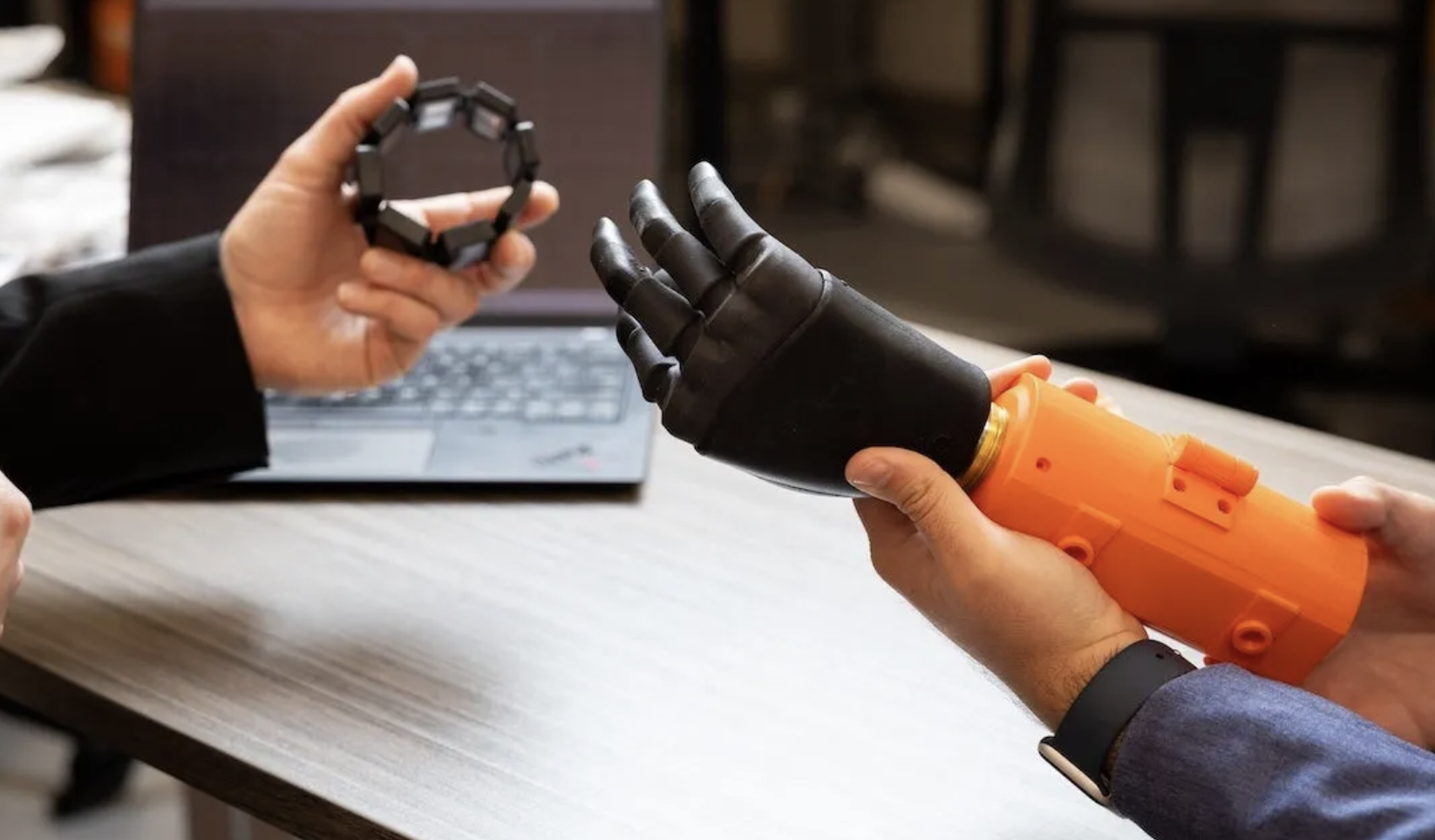 Meta* поддержала шесть университетов грантами по $150 000 на разработку мышечного ввода