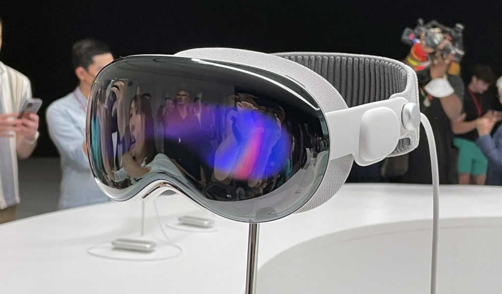 Глава разработки Vision Pro уходит из Apple в OpenAI