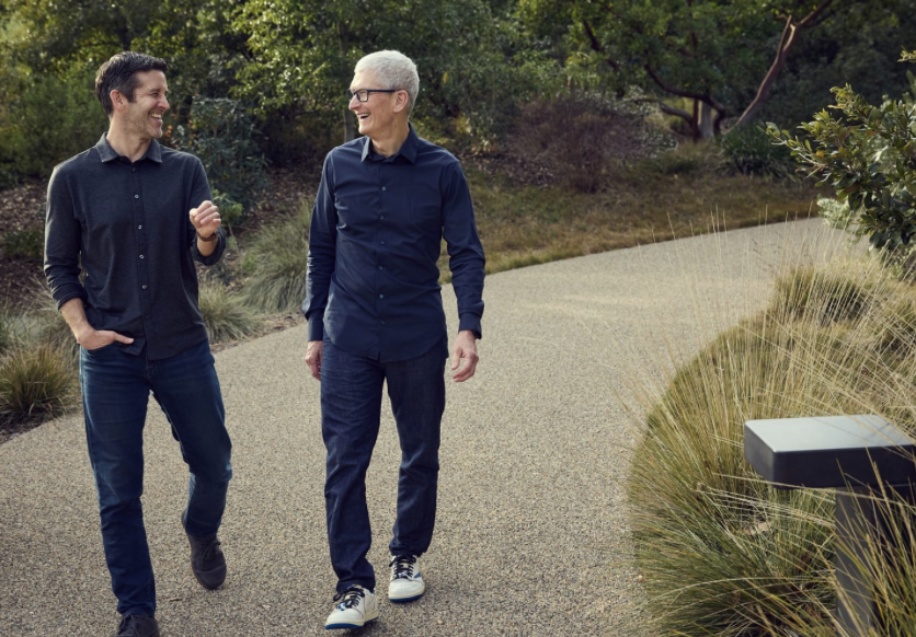 Эра Тернуса в Apple: Тим Кук уступил кресло CEO, новый глава обещает громкий анонс